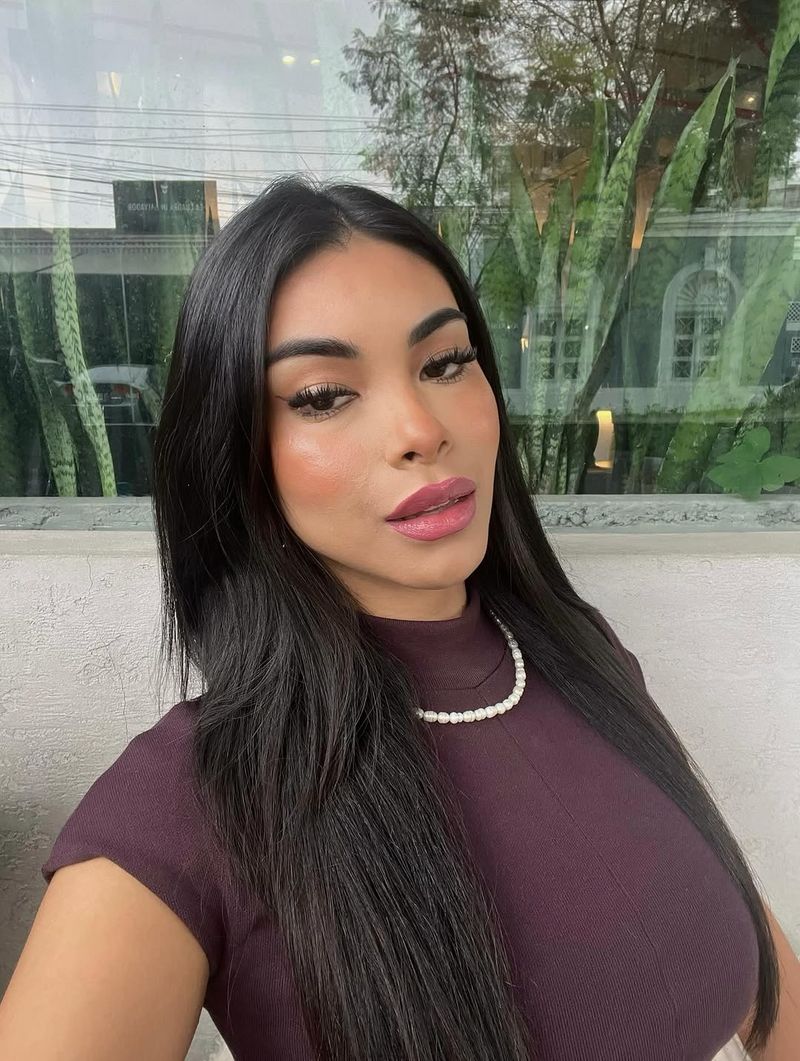 Alexandra de día, con top ciruela y perlas, luz natural