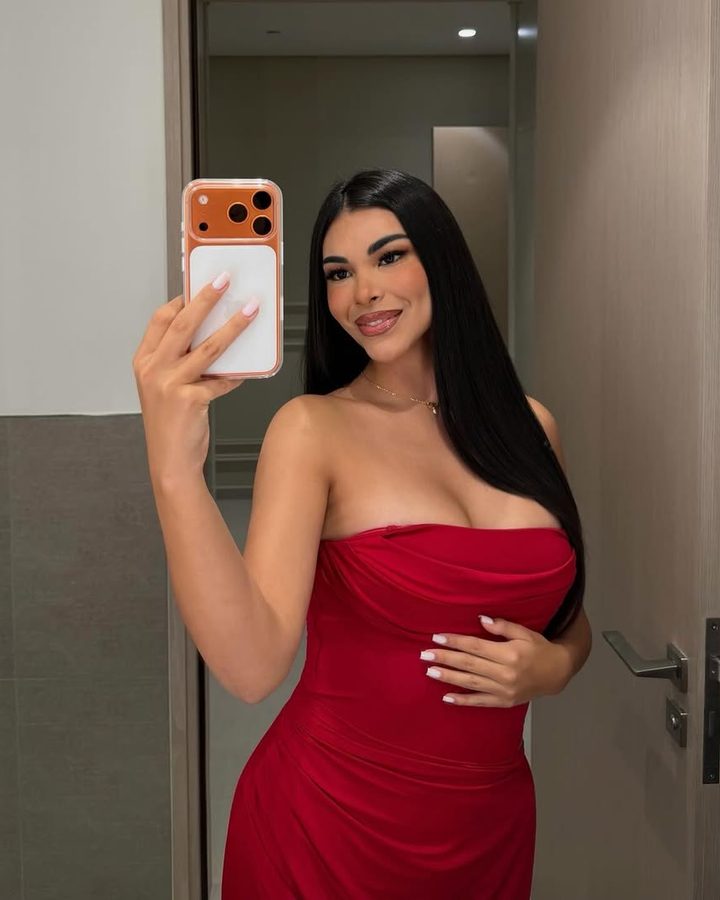 Alexandra en vestido rojo de satén, selfie frente al espejo